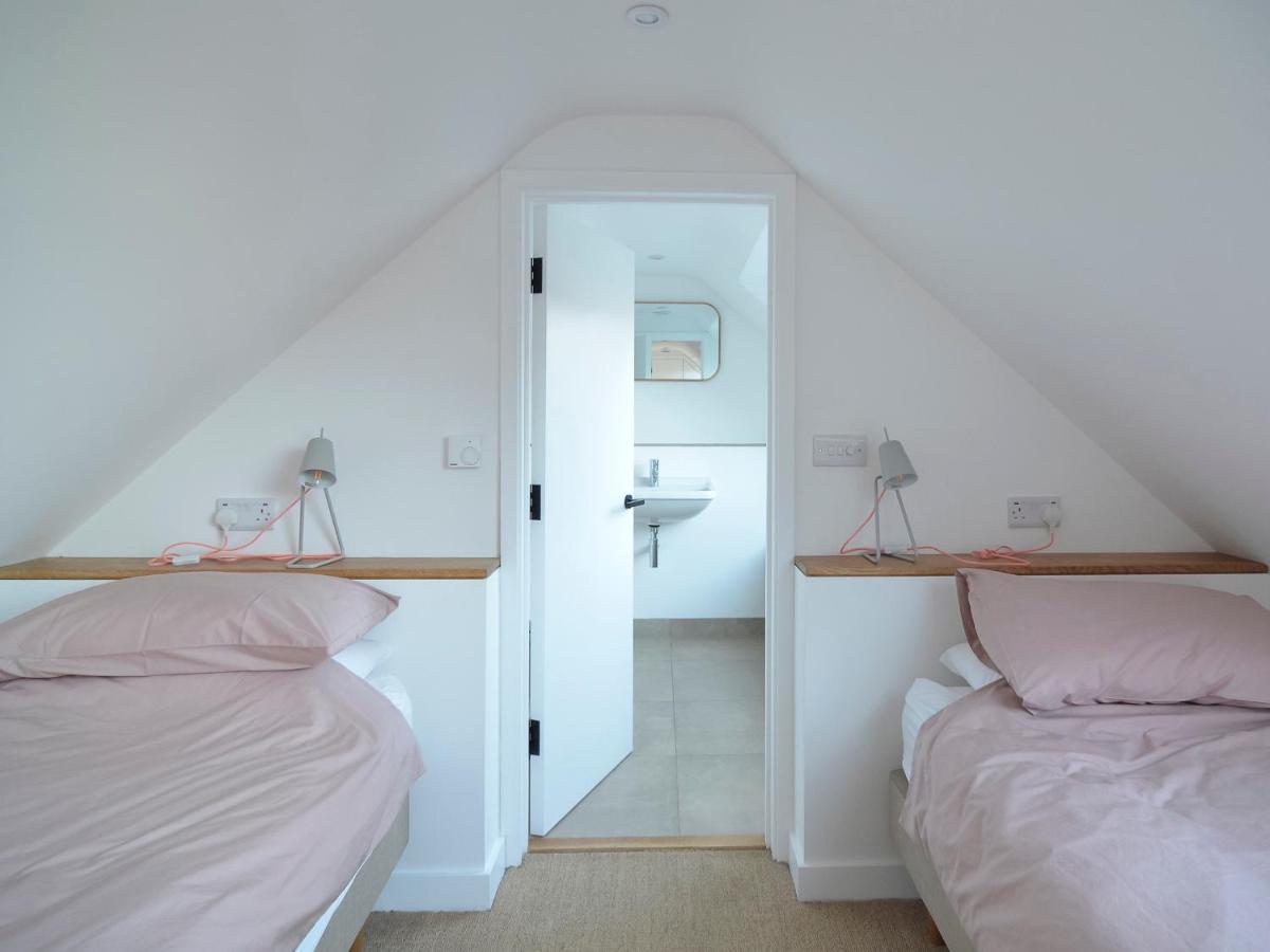 High Cogges Farm Holiday Cottages - The Cart Shed Вітні Екстер'єр фото