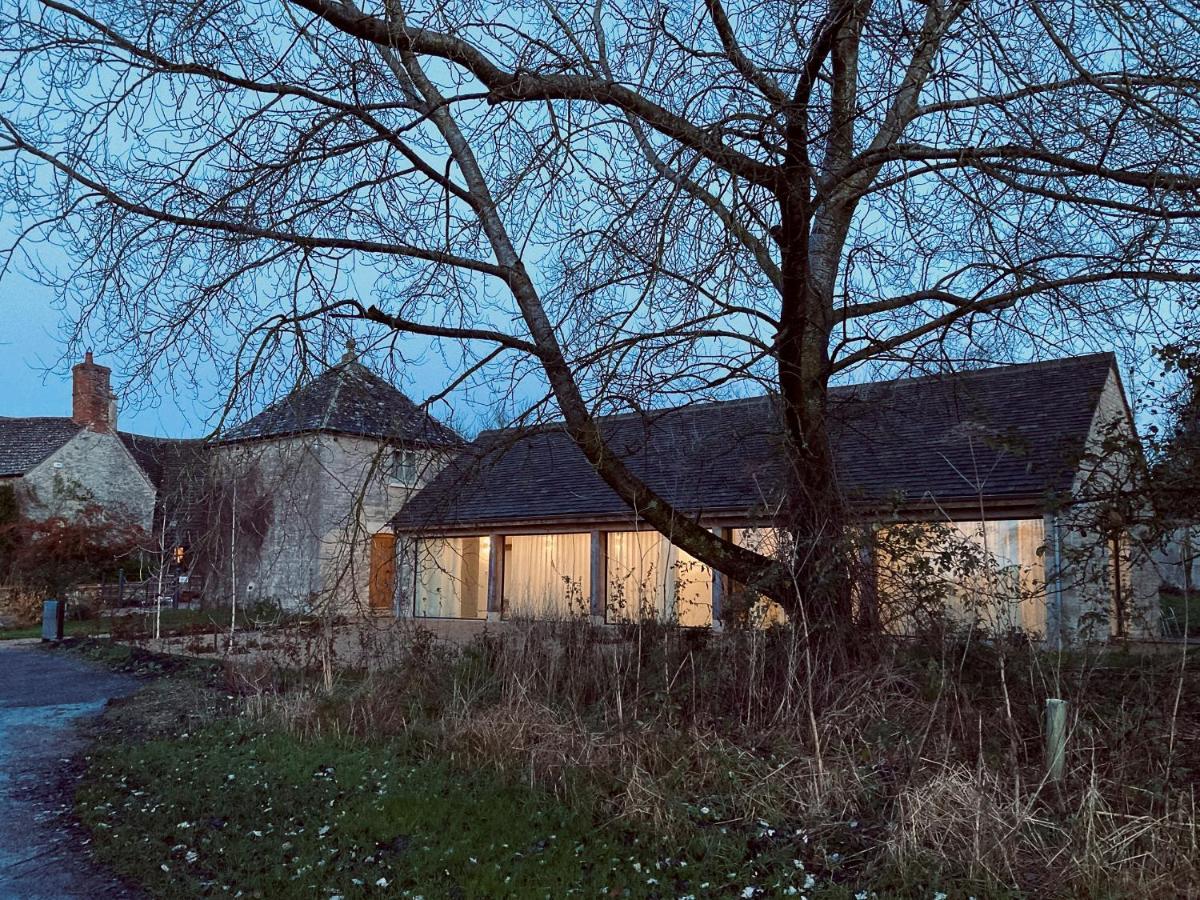 High Cogges Farm Holiday Cottages - The Cart Shed Вітні Екстер'єр фото