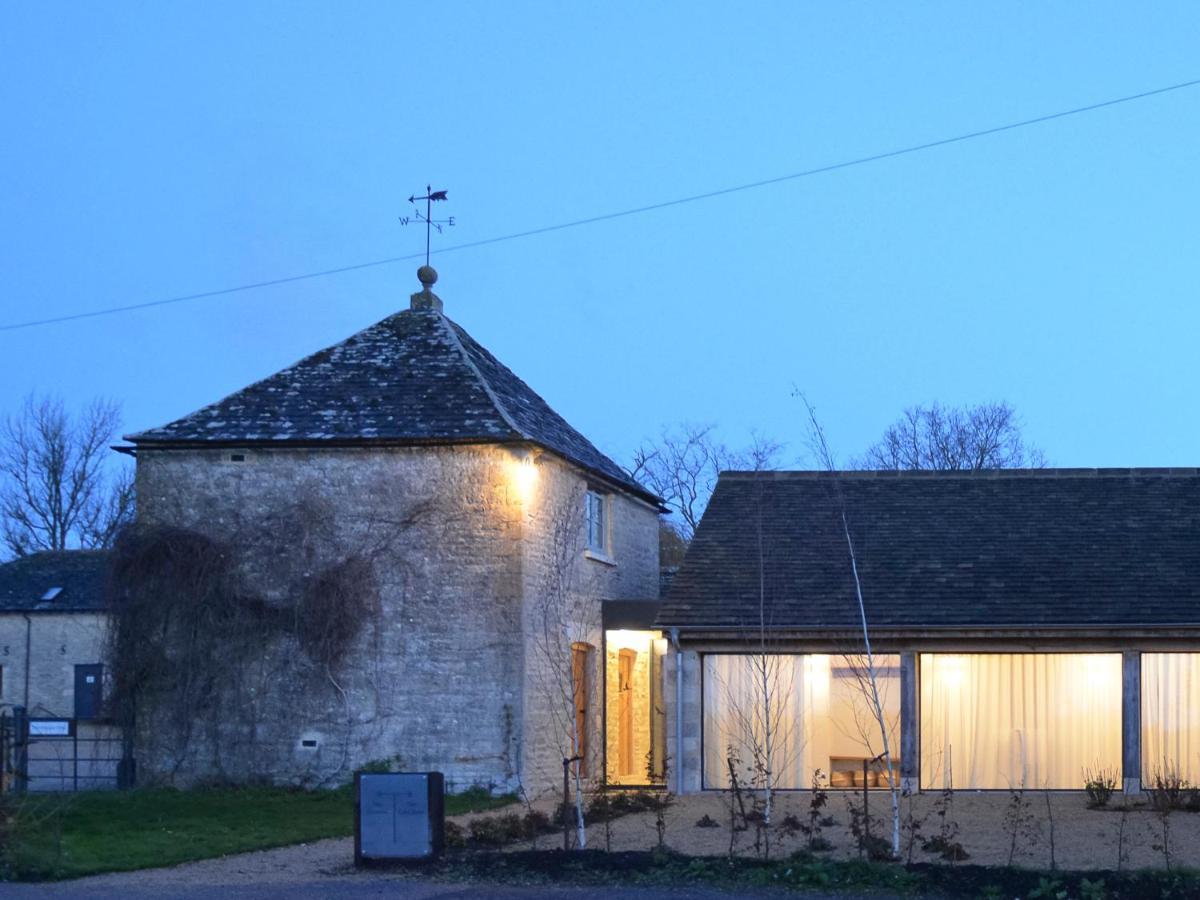 High Cogges Farm Holiday Cottages - The Cart Shed Вітні Екстер'єр фото